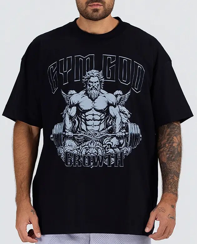 Camiseta Gym God Growth — foto do produto em fundo branco